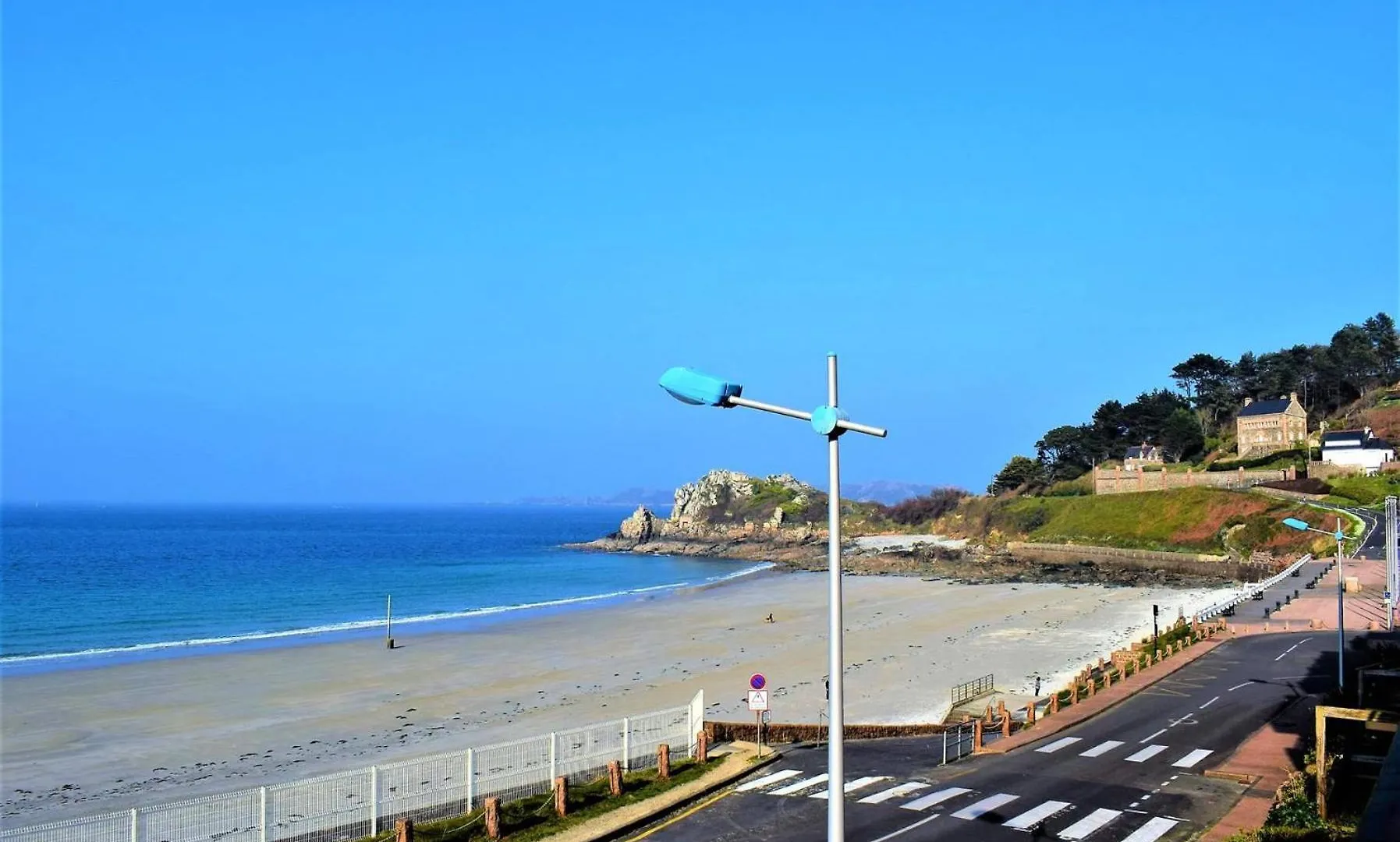 Appartement 2 Chambres Avec Superbe Vue Mer Sur La Plage De Trestrignel A Perros-Guirec - Ref 834 0*,  فرنسا