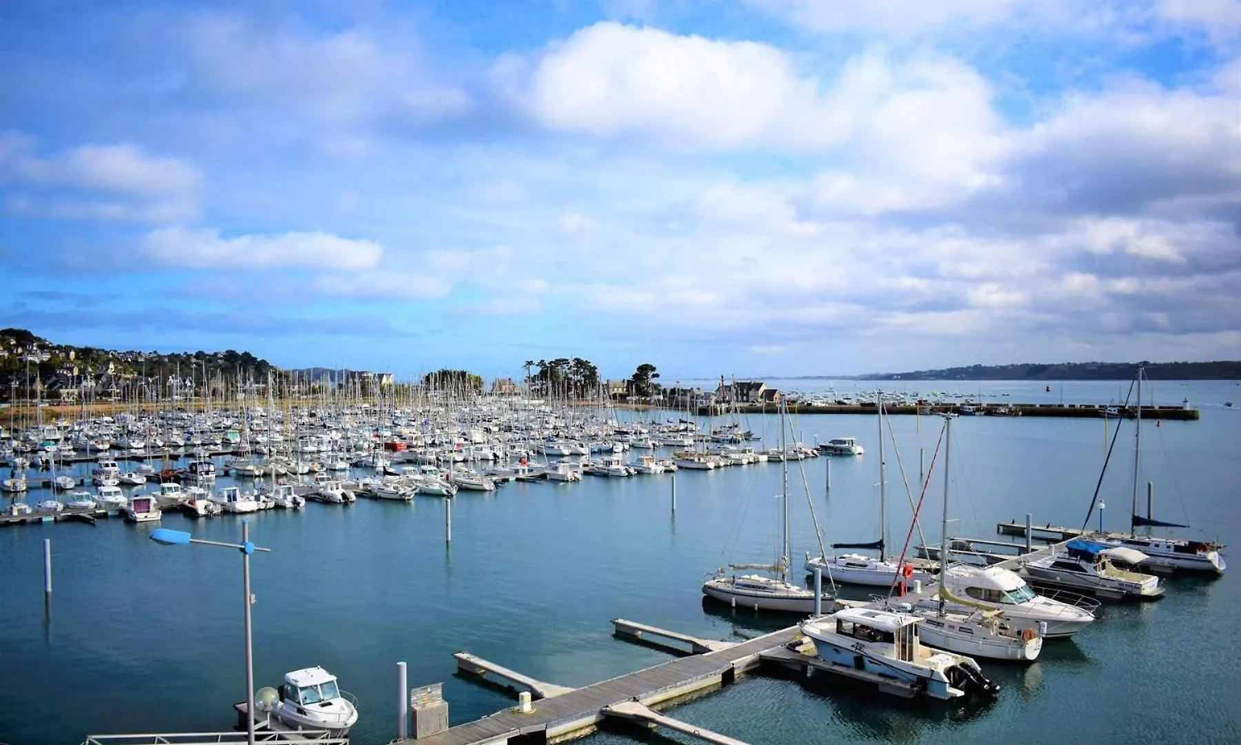 Appartement 2 Chambres Avec Superbe Vue Mer Sur La Plage De Trestrignel A Perros-Guirec - Ref 834