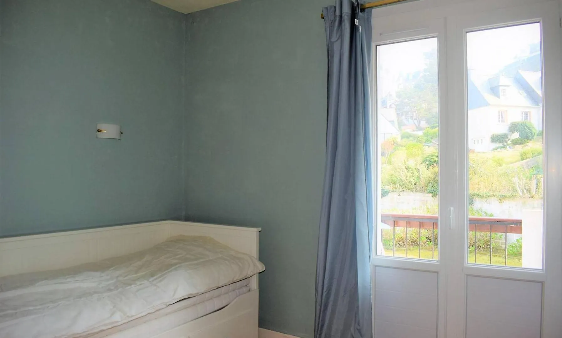 Appartement 2 Chambres Avec Superbe Vue Mer Sur La Plage De Trestrignel A Perros-Guirec - Ref 834 شقة