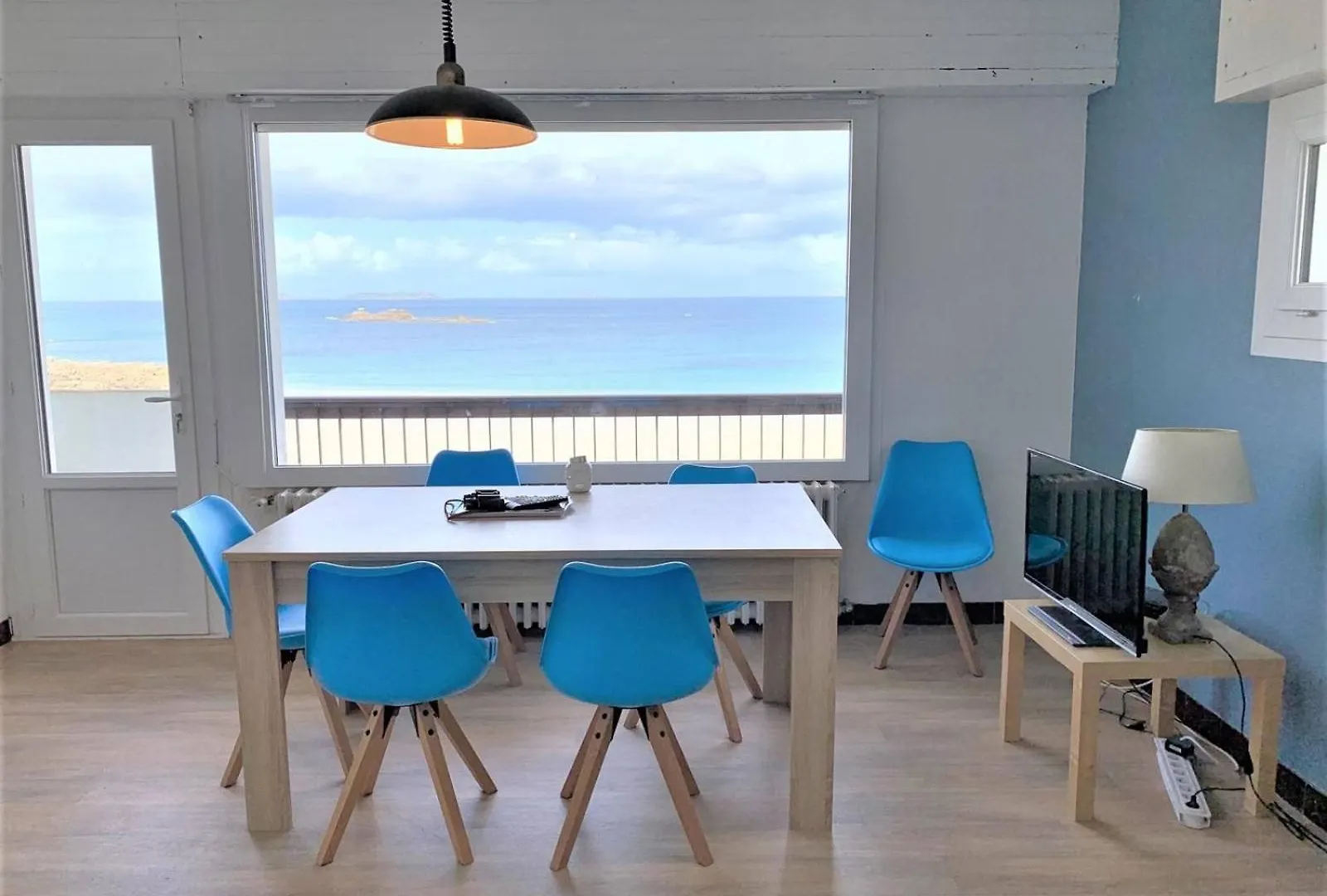 Appartement 2 Chambres Avec Superbe Vue Mer Sur La Plage De Trestrignel A Perros-Guirec - Ref 834 شقة